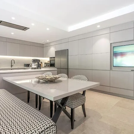 Luxury Villla Gassin With Pool & Gym بيت للعطل